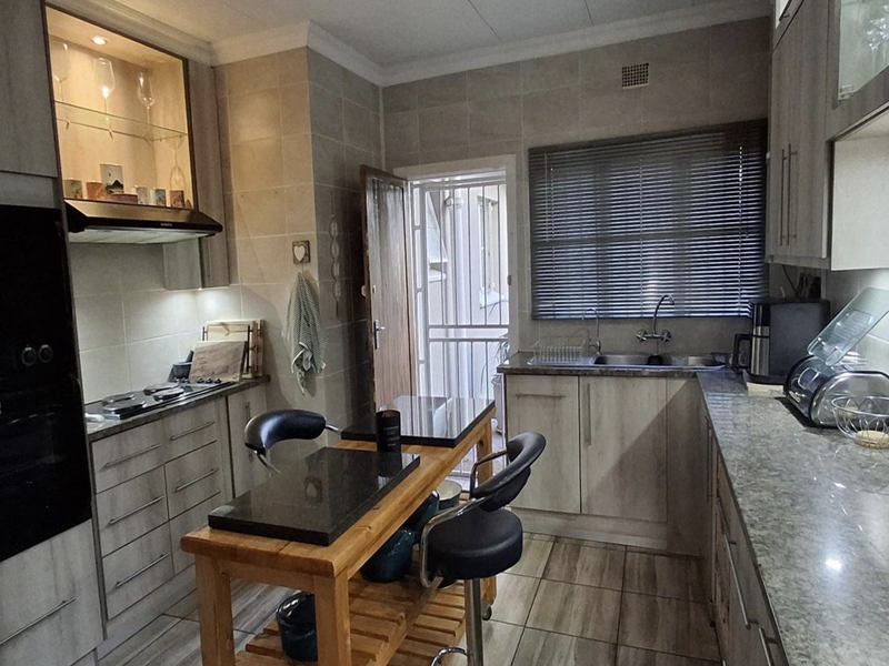 Charming 3 Bedroom Family Home with Stunning Garden in Generaal De Wet - Photo 8