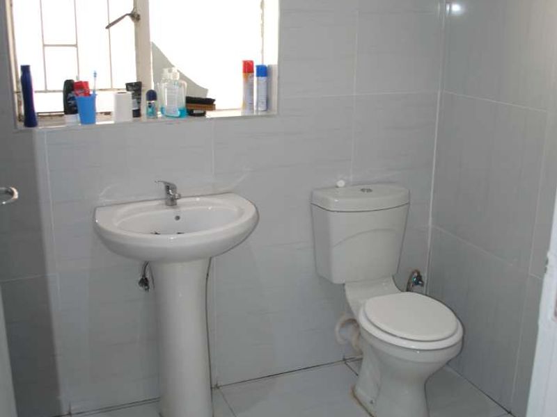 Cozy, Charming 3-bedroom house to be your home in well sought after area (Midvaal) - Photo 5