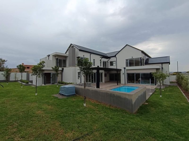 MIDSTREAM HEIGHTS - 5 BEDROOM HOUSE WITH 6 ENTERTAINING AREAS - Photo 3