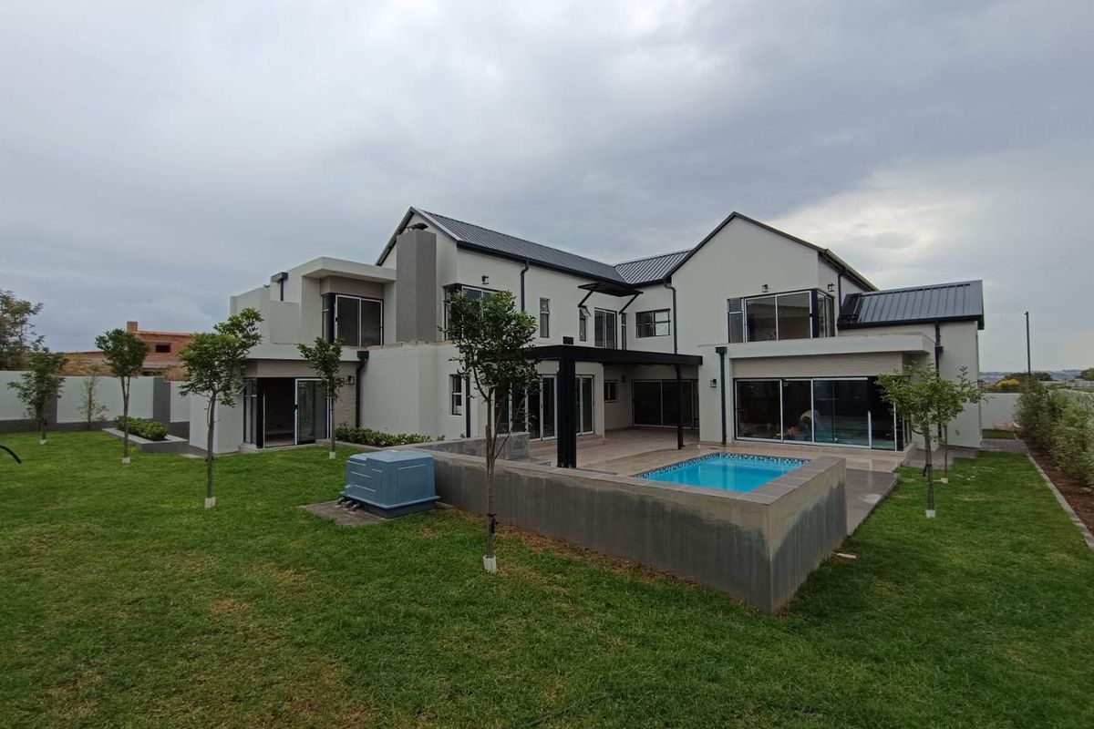 MIDSTREAM HEIGHTS - 5 BEDROOM HOUSE WITH 6 ENTERTAINING AREAS - Photo 3