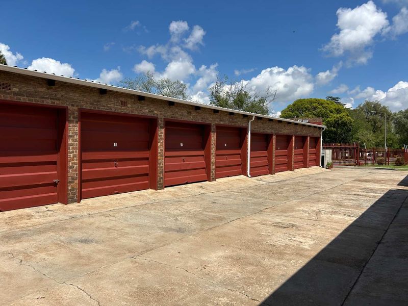 Duplex in prime position. - Photo 4