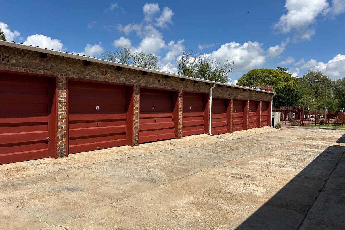 Duplex in prime position. - Photo 4