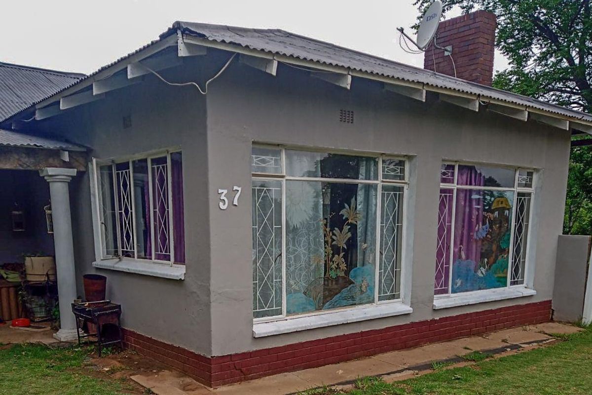Exceptional 5-Bedroom Home for Sale - Prime Corner Stand in Villiers - Photo 3