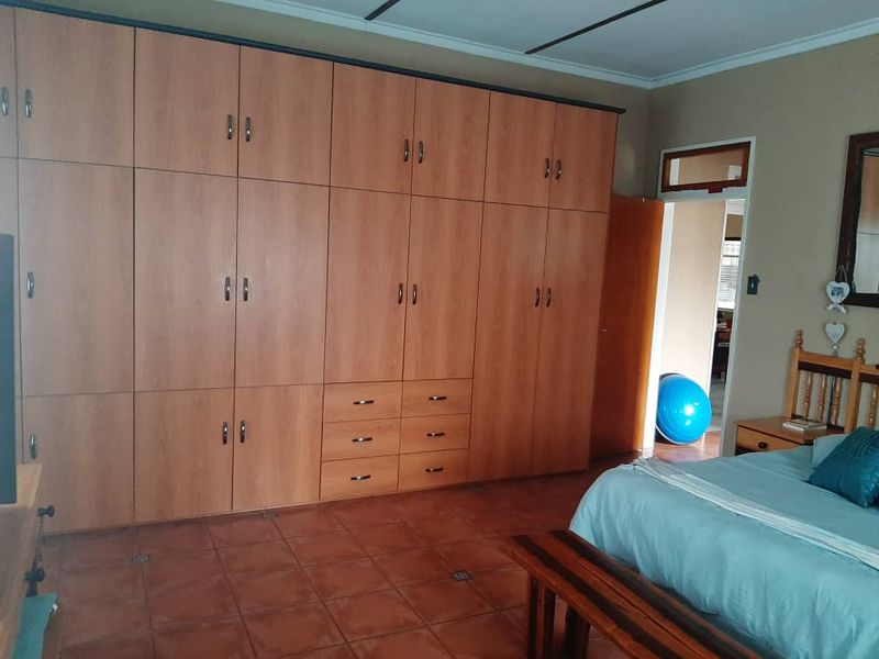 BEAUTIFUL 4 BEDROOM HOUSE FOR SALE IN GOBABIS (NEGOTIOABLE) - Photo 10