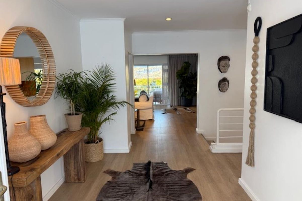 Stylish , Sunny , Home with Views - Photo 2
