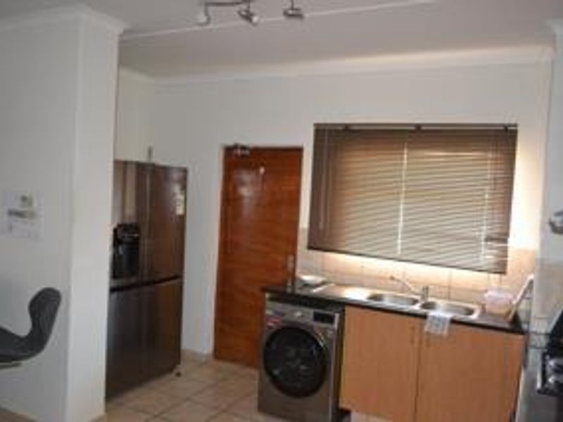 Lovely 2 Bedroom unit on 1st floor - Photo 2