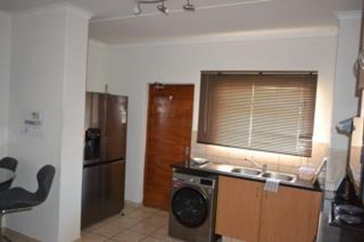 Lovely 2 Bedroom unit on 1st floor - Photo 2