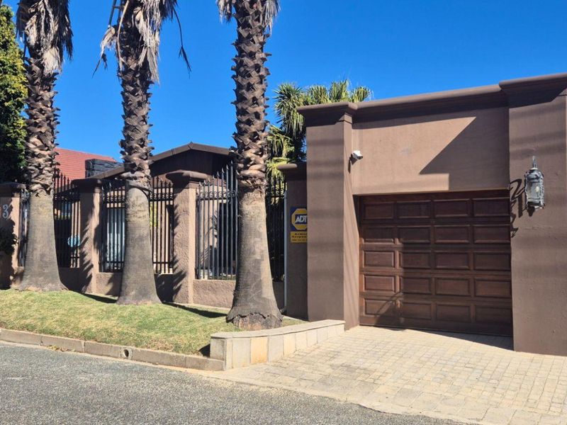 Elegant Family Home with Exceptional Entertainment Spaces | Secure Cul-de-Sac | The Hill, Johannesburg - Photo 4