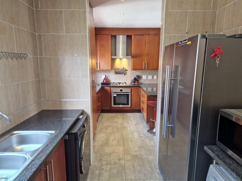 THATCHFIELD SECURITY ESTATE - NEWLY RENOVATED 3 BEDROOM FAMILY HOUSE - Photo 10