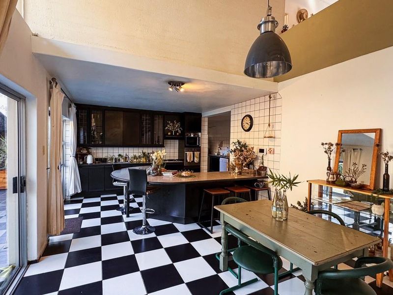 Modern Family Home with Pool in Prime Ludwigsdorf - Photo 5