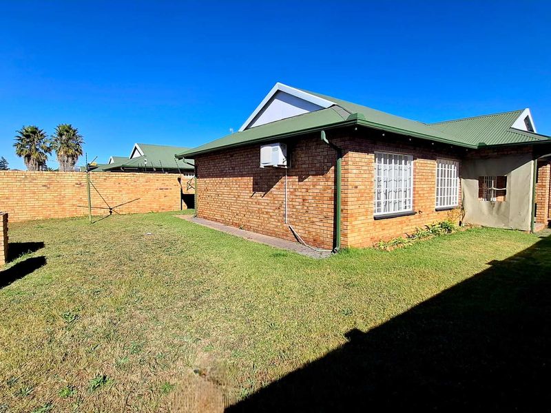 Corner Townhouse with Big Garden & Huge Potential – Exceptional Value - Photo 1