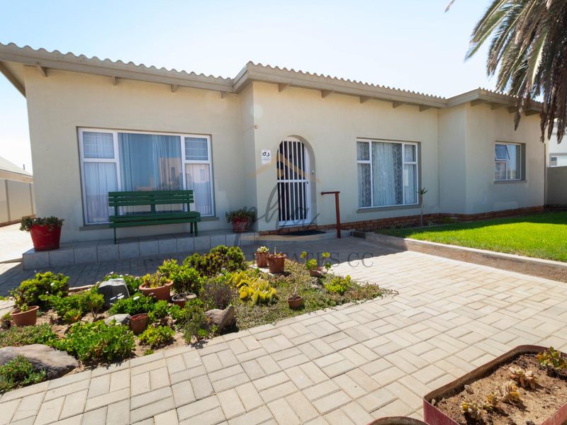 Well maintained with partial ocean views - Photo 2