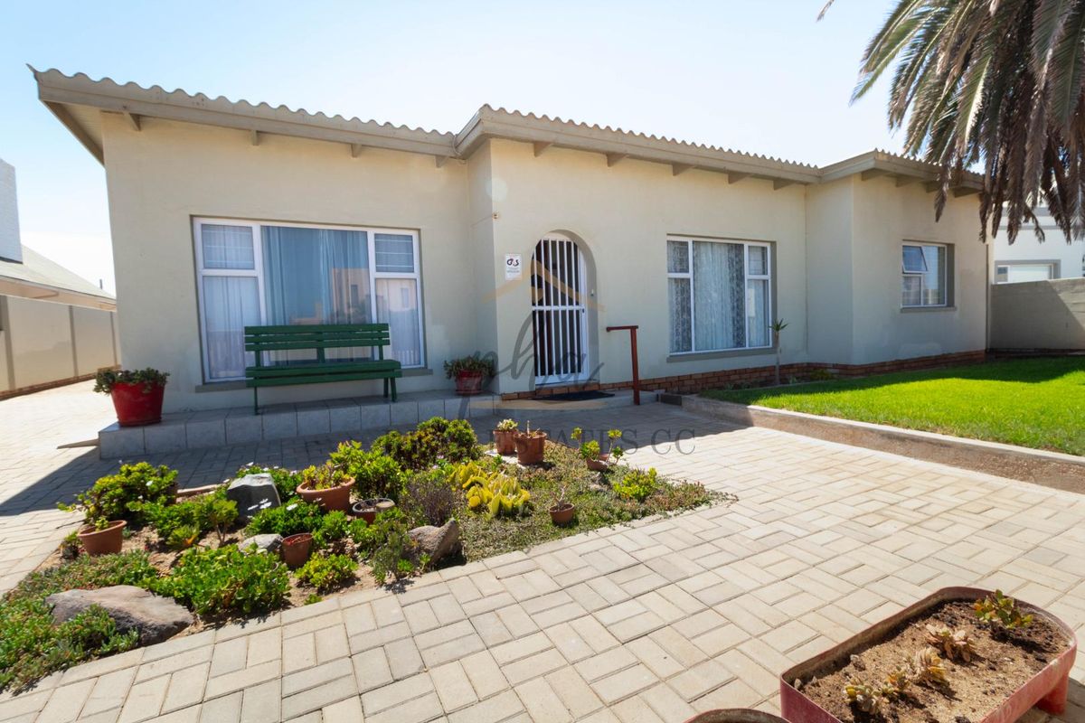 Well maintained with partial ocean views - Photo 2