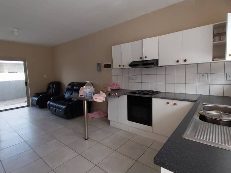 Perfect Starter: Cozy 2-Bedroom with Parking - Photo 4