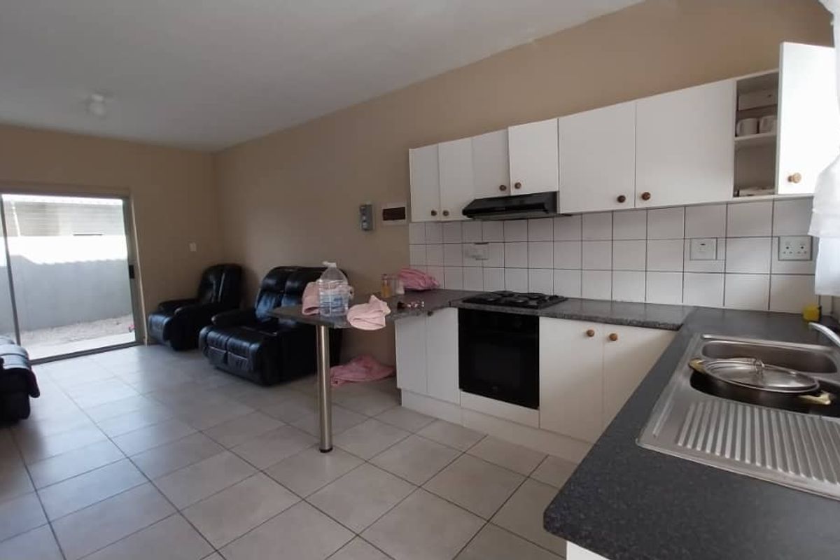 Perfect Starter: Cozy 2-Bedroom with Parking - Photo 4