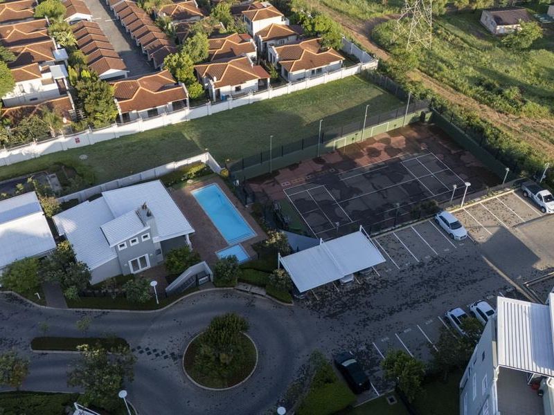 SPACIOUS 3-BEDROOM FIRST-FLOOR UNIT IN SECURE PAULSHOF COMPLEX - Photo 2