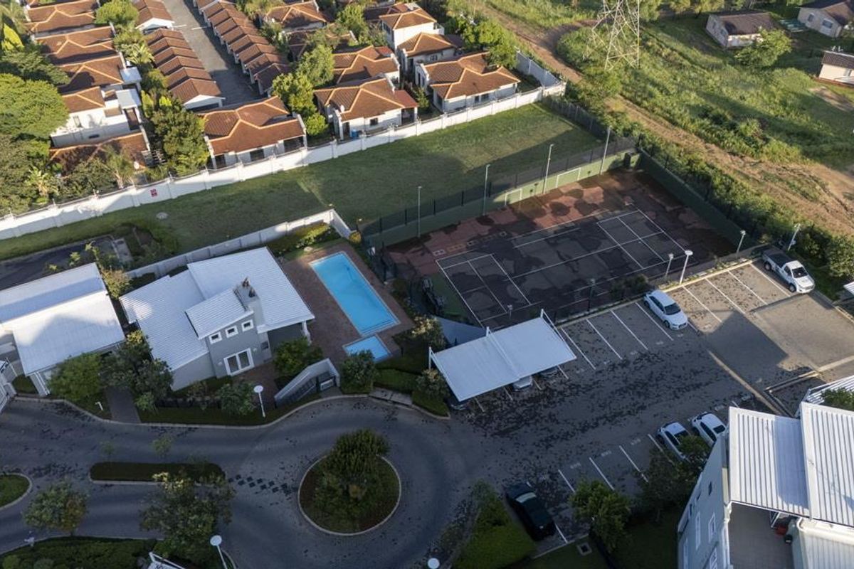 SPACIOUS 3-BEDROOM FIRST-FLOOR UNIT IN SECURE PAULSHOF COMPLEX - Photo 2