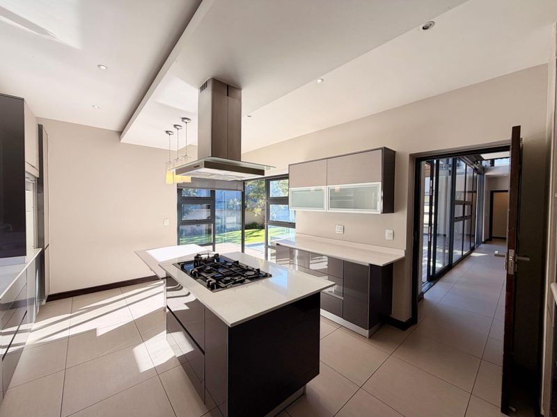 Elegant Four Bedroom Family Home to Rent in Waterfall Country Village Estate - Photo 4