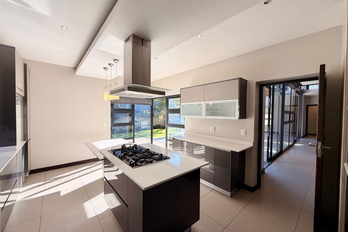Elegant Four Bedroom Family Home to Rent in Waterfall Country Village Estate - Photo 4