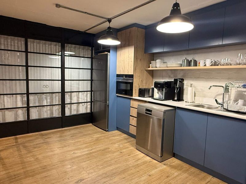 Dual Entrance 346m2 unit to let in De Waterkant - Photo 6