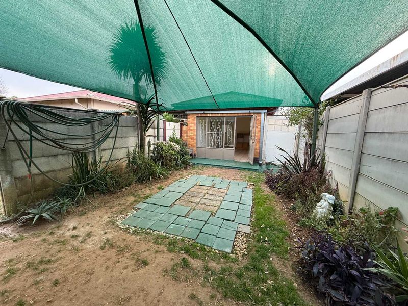 Charming Garden Cottage To Let in Discovery, Roodepoort - Photo 2