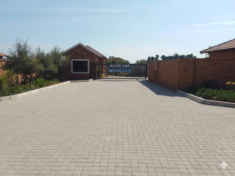 New Modern Secure Face-brick townhouse in the peaceful area of Riversdale - Photo 2