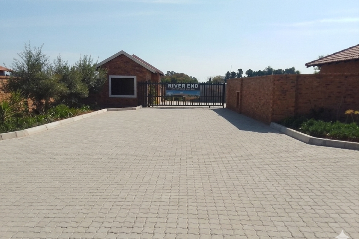 New Modern Secure Face-brick townhouse in the peaceful area of Riversdale - Photo 2