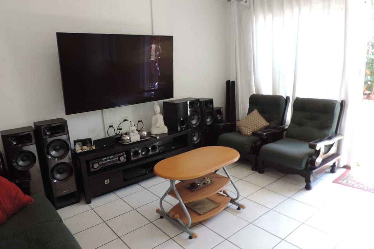 2 bedroomed well maintained duplex in Glenvista with single garage and private garden and pet friendly - Photo 4