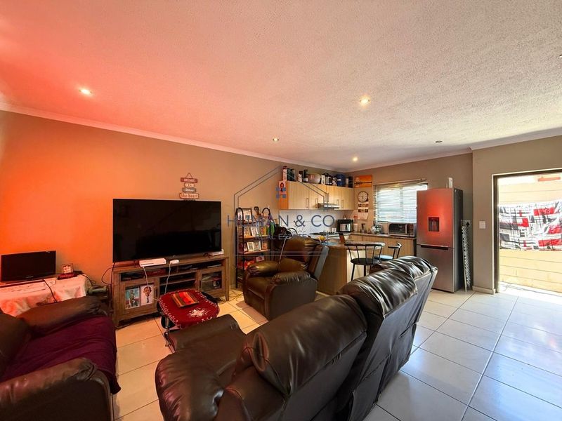 Modern 3-bedroom townhouse in town center - Photo 3