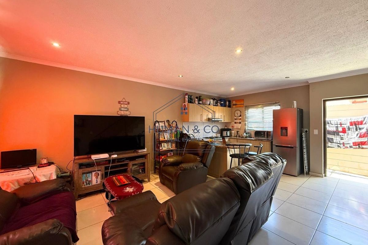 Modern 3-bedroom townhouse in town center - Photo 3