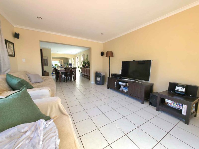 Spacious 4-Bedroom Family Home in Tygerhof, Cape Town - Photo 8