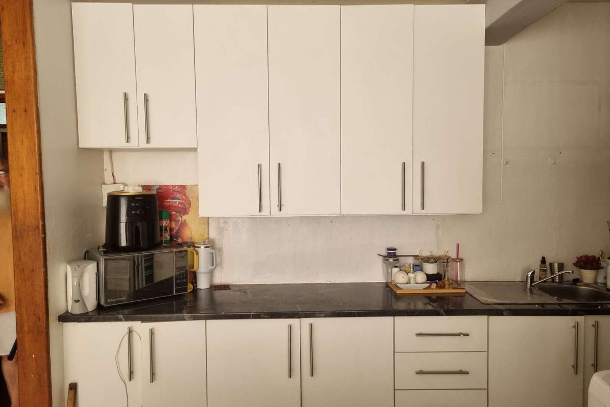 Stylish first floor Apartment in the heart of Amalinda - Photo 2