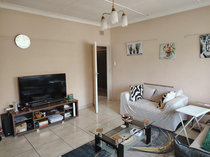 2 Bedroom Flat - Photo 3