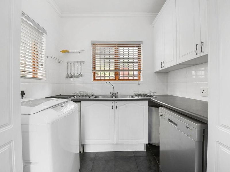 Spacious three bedroom home - Photo 6