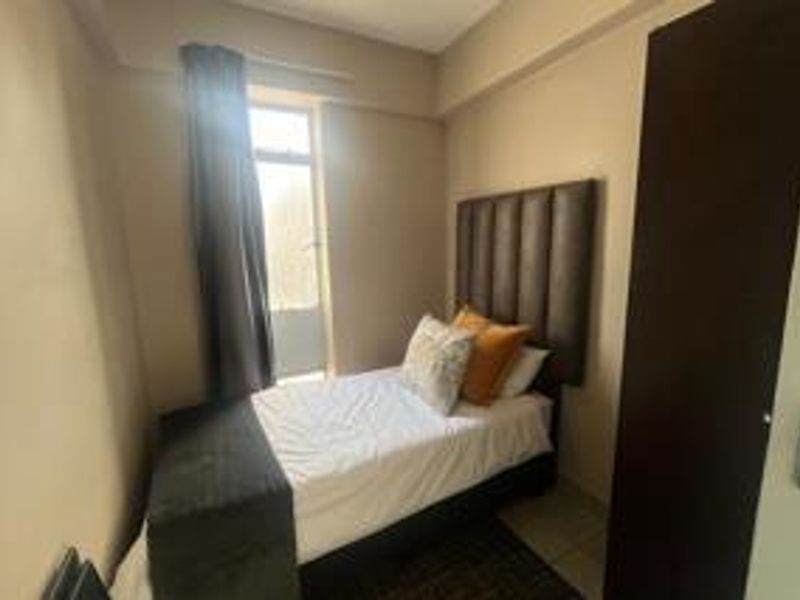 2 Bedroom 1 Bathroom Apartment - Photo 5