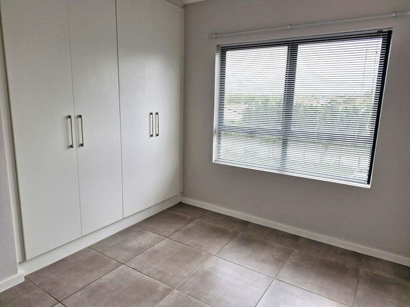 Sunny spacious two bedroom two bathroom first floor apartment - Photo 4