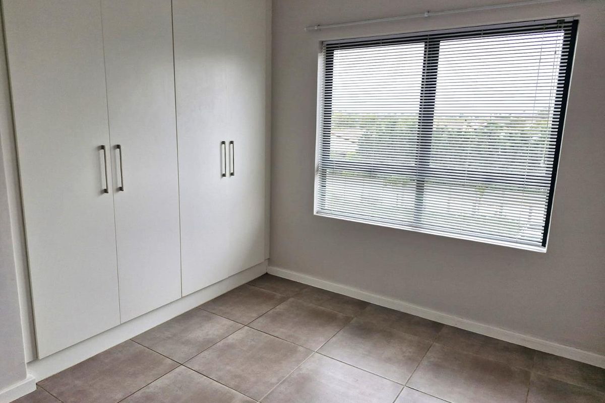Sunny spacious two bedroom two bathroom first floor apartment - Photo 4