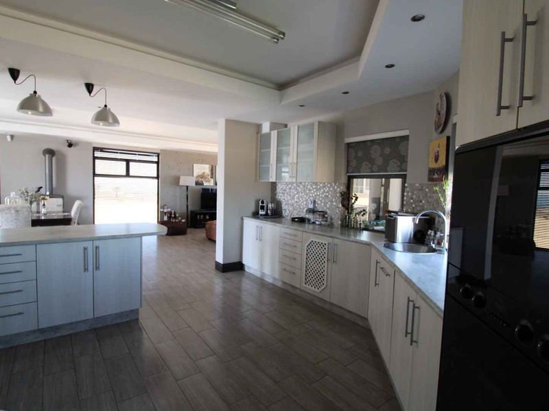 Perfectly positioned sea view property! Relax and unwind in this magnificent family home. - Photo 4