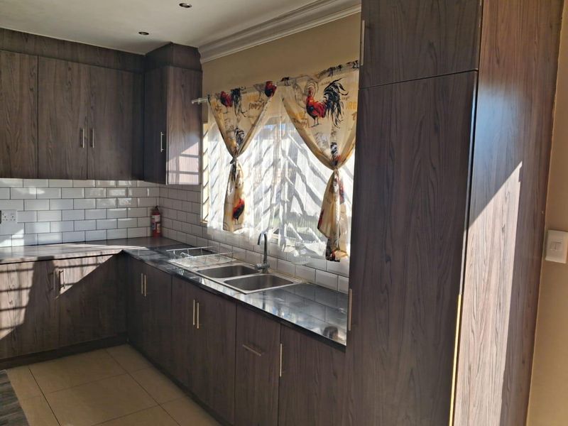 BEAITIFUL & WELL MAINTAINED 3 BEDROOM HOUSE ON A LARGE ERF , FOR SALE IN TSUMEB - Photo 6