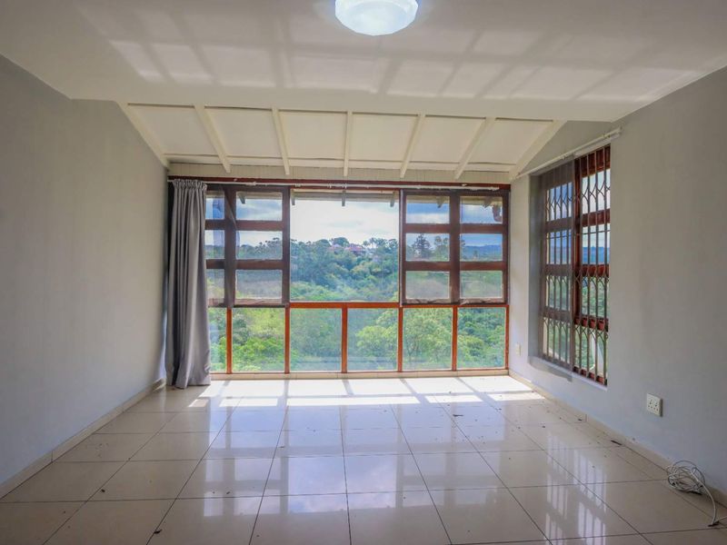 Stylish Renovated Triplex | 3 Beds, 3 Baths | Space, Privacy & Modern Living! - Photo 5