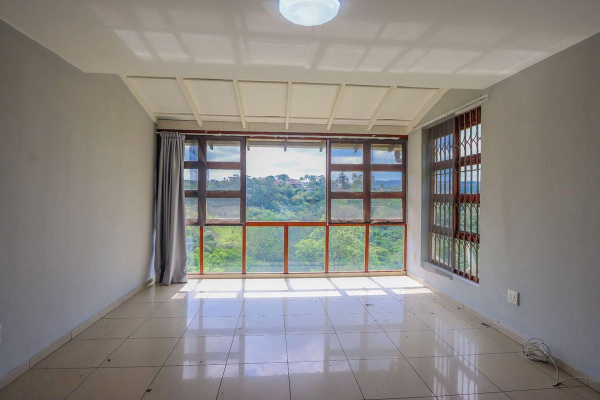 Stylish Renovated Triplex | 3 Beds, 3 Baths | Space, Privacy & Modern Living! - Photo 5