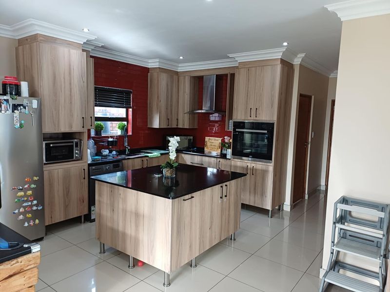 Flexible Layout Home Ideal for Airbnb or Large Families - Photo 2