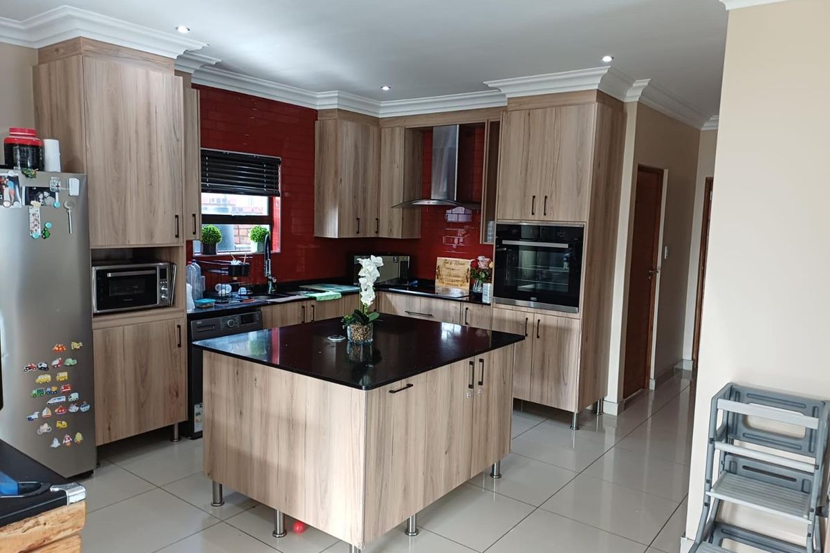 Flexible Layout Home Ideal for Airbnb or Large Families - Photo 2