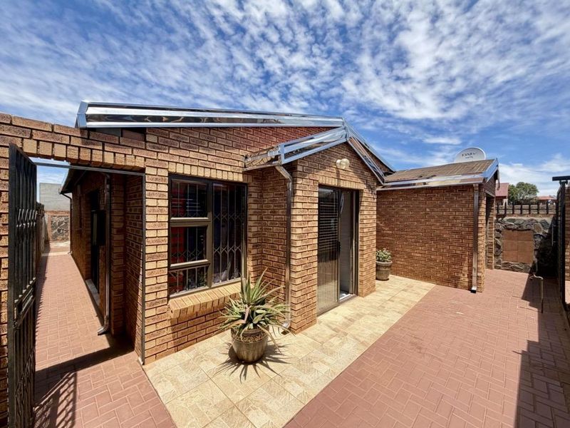 2-Bedroom Open-Plan Home with Beautiful Kitchen – Perfect Starter or Investment Property - Photo 1