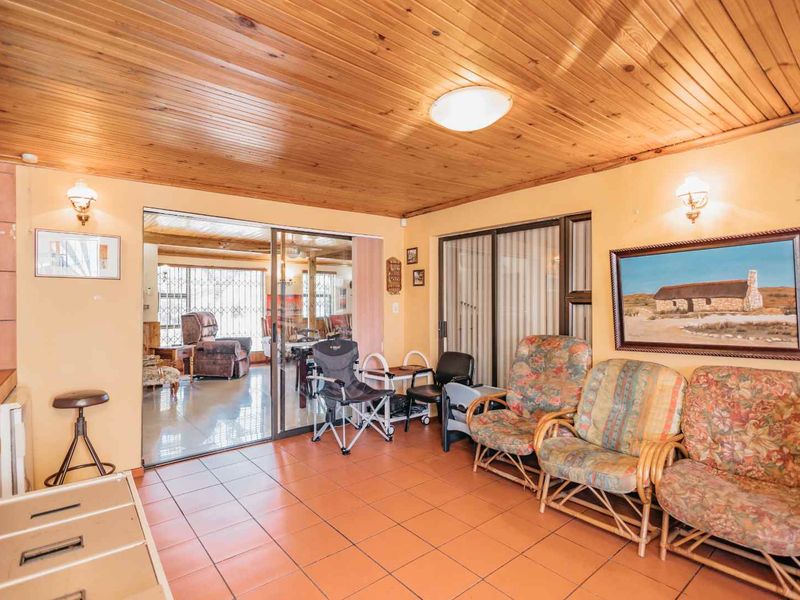 Inviting 4 Bedroom Haven: Spacious & Well-Maintained Residence - Photo 10