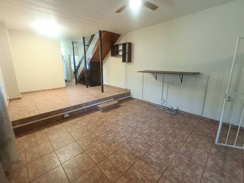 Spacious Duplex For Sale in Clubview. - Photo 7