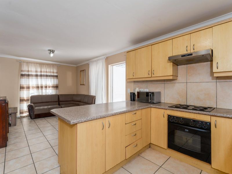 Charming One bed Apartment in the Heart of Wynberg Village - Photo 2