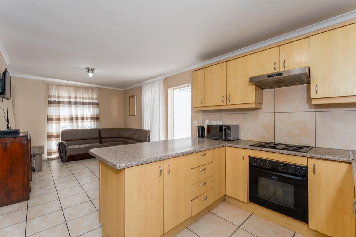 Charming One bed Apartment in the Heart of Wynberg Village - Photo 2