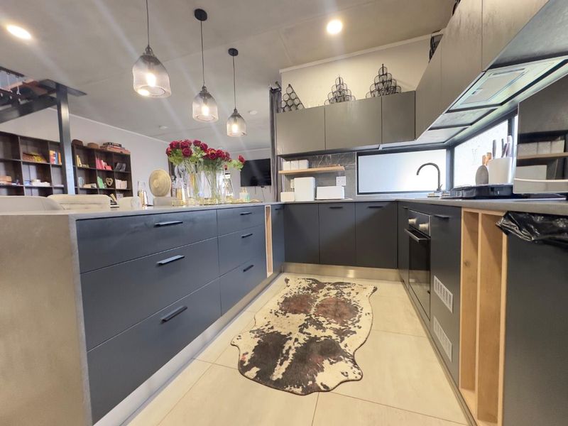 Newly built modern house in sort after secure complex - Photo 9