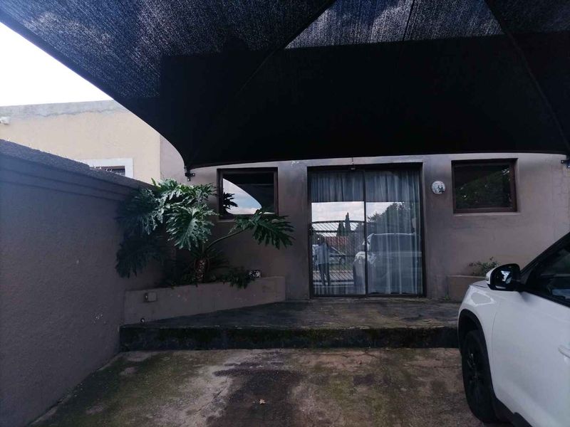 4bedroom house up for grabs - Photo 2